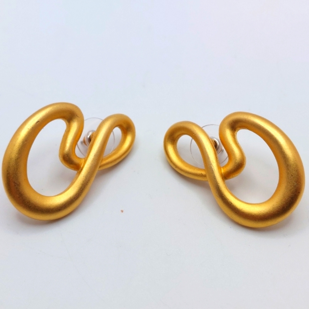 Chic Gold Twist Earrings
